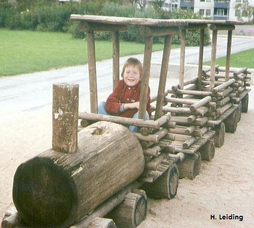 Karsten im Alter von etwa zehn Jahren beim Spielen mit einer großen Holzeisenbahn in Niendorf - Nord.