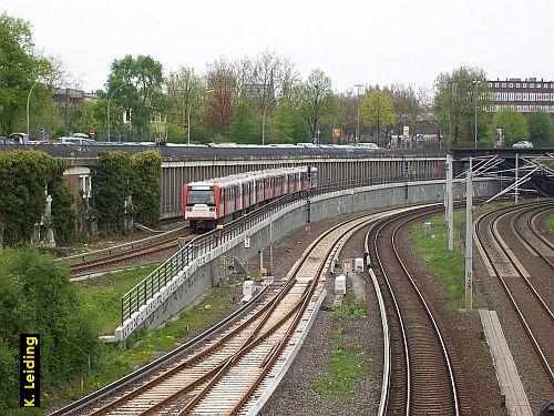 Ein DT 3 - Zug fährt auf der Linie U 3 parallel zur Abstellanlage am Westphalensweg / Berliner Tor und zu den Gleisen der S - und Fernbahn nordwärts.