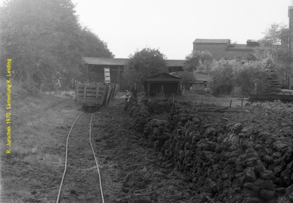 Nun hat der Torfbahnzug das Torfwerk an der Segeberger Chaussee erreicht.
