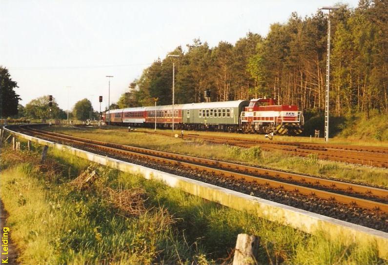 Der Zug passiert die nordwestlichen Ausfahrtsignale.