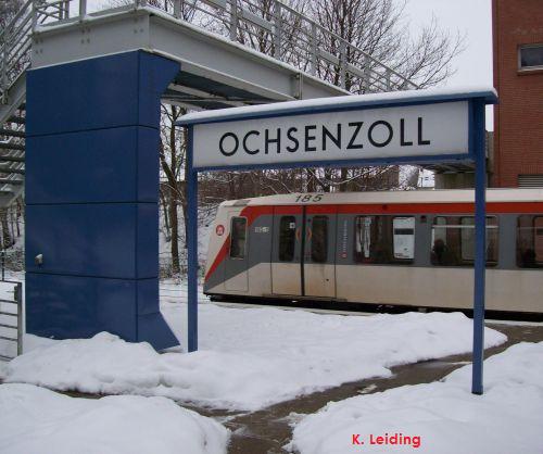 DT 4 und Bahnhofsschild in Ochsenzoll.