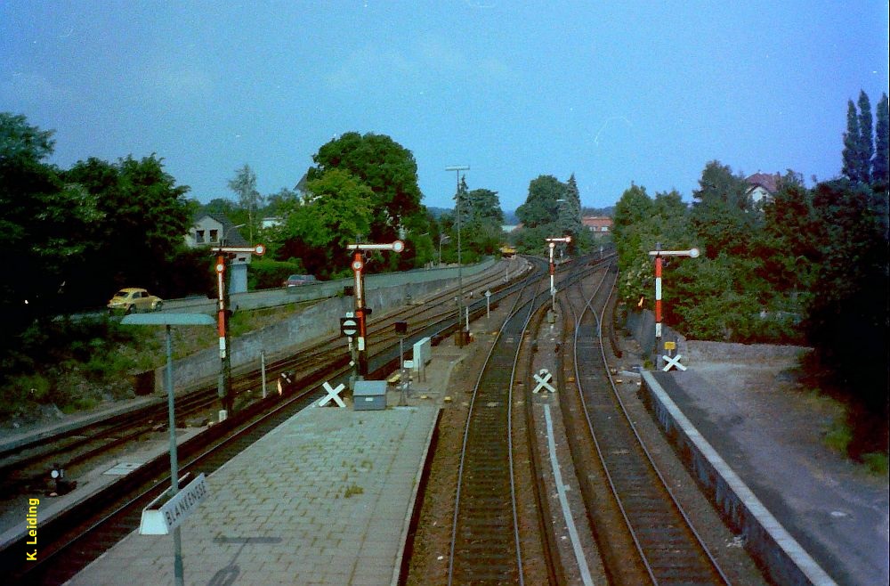Blick auf die vier Formausfahrsignale des Bahnhofs Blankenese.