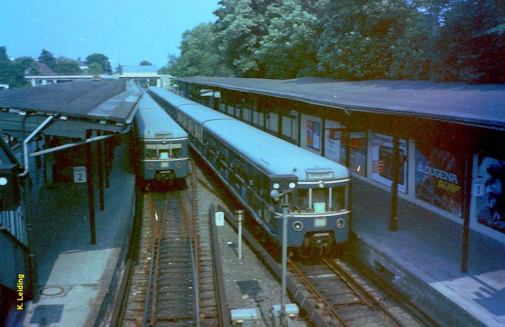  Zwei Vollzüge der Baureihe 471 stehen auf den Gleisen 2 und 1.