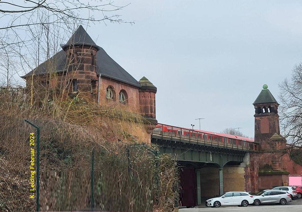 Bahnbegleitende Bauten und Südzugang.