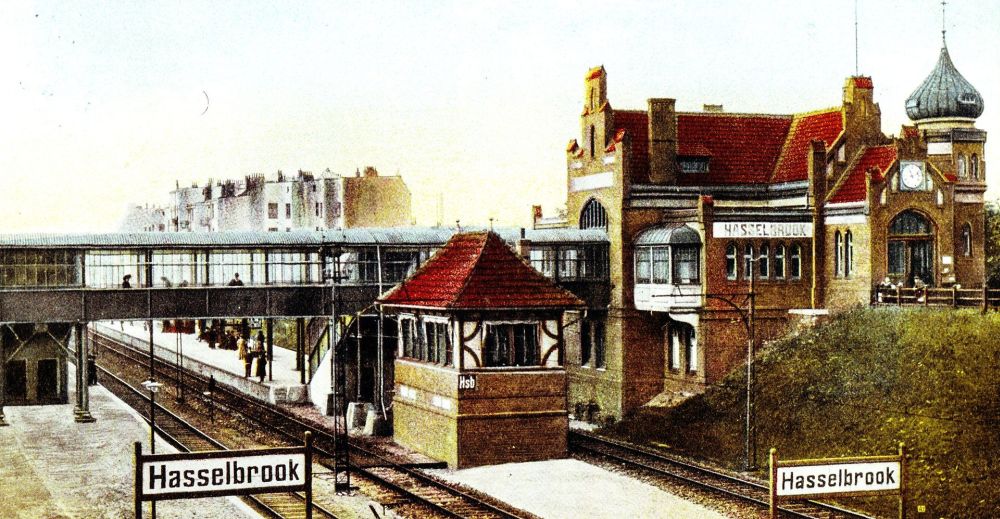 Kolorierte Postkarte des Bahnhofs Hasselbrook um 1910.