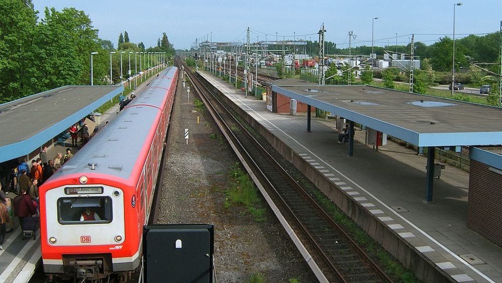 Blick von der Zugangsbrücke an der Haltestelle Billwerder-Moorfleet auf die beiden Bahnsteiggleise.