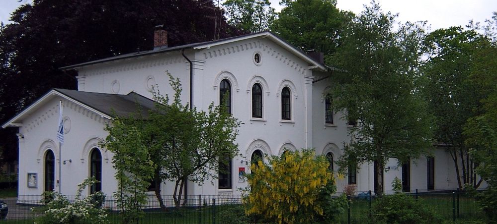 Das Empfangsgebäude des Bahnhofs Klein Flottbek.