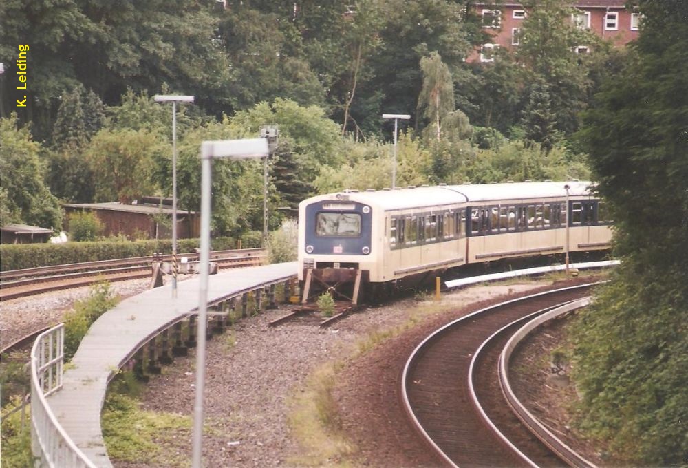 Triebzug 472 052 steht, noch in ozeanblau-beige, in der Abstellanlage der Haltestelle Hasselbrook.