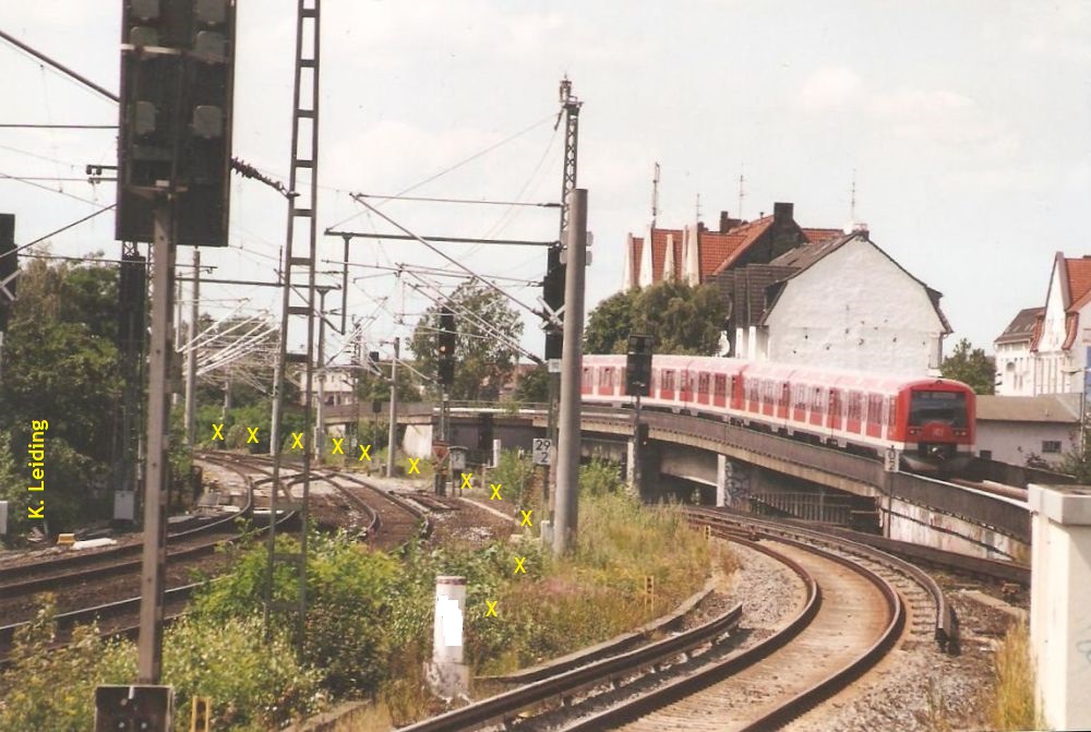 Blick vom Bahnsteig des Bahnhofs Holstenstraße nach Westen zum Überwerfungsbauwerk.