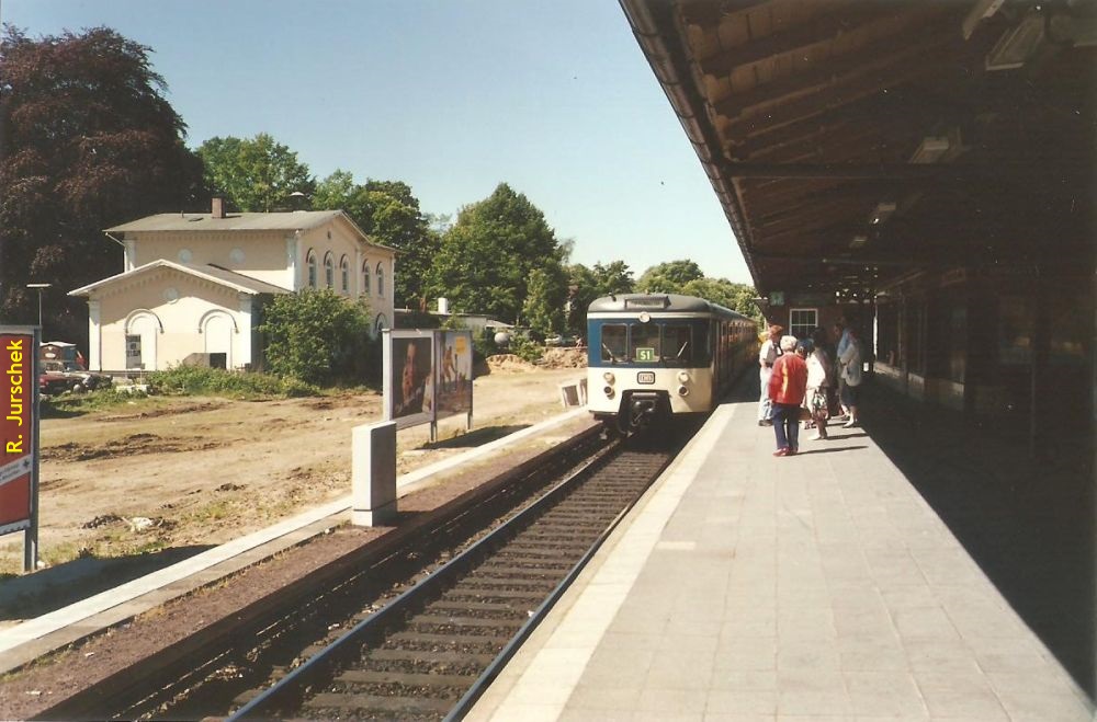 Blick vom Bahnsteig auf das Empfangsgebäude des Bahnhofs Klein Flottbek.