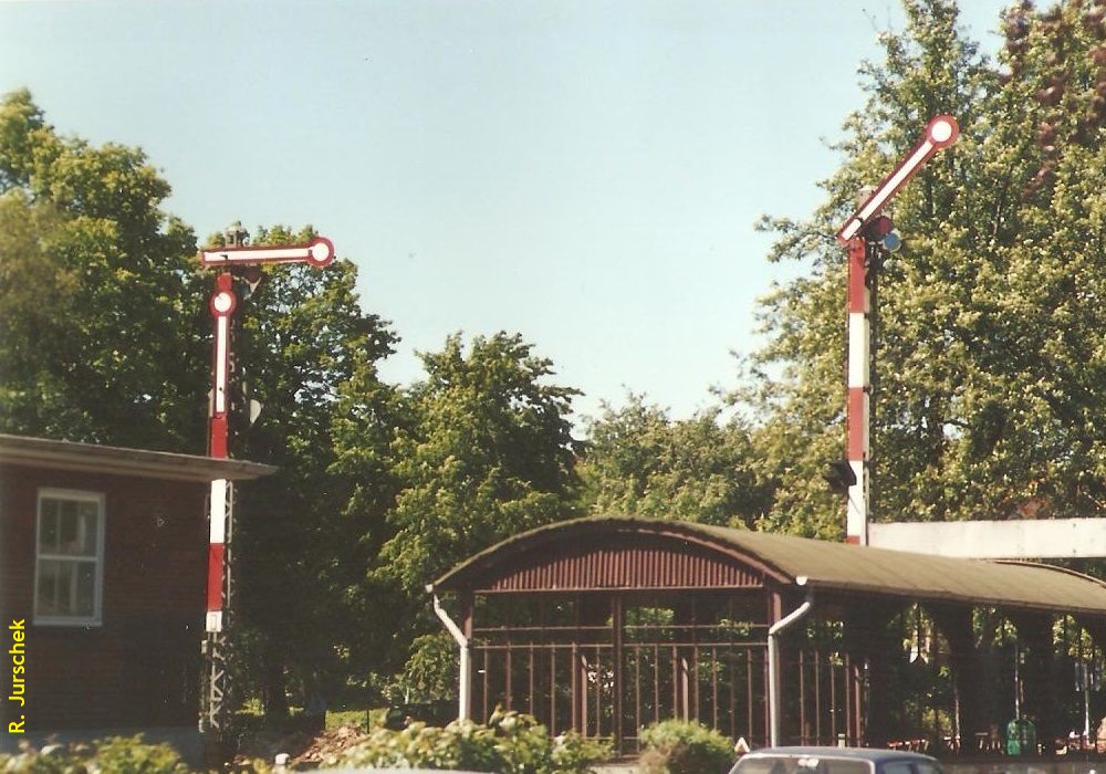 Blick von der nördlich gelegenen Ohnhorststraße auf die Treppeneinhausungen zum S-Bahnhof Klein Flottbek.