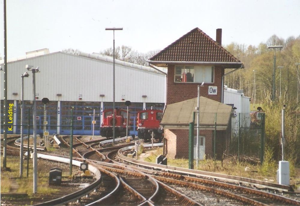 Das Stellwerk Ow und die Zufahrt zum Betriebserk der S-Bahn in Ohlsdorf vom Bahnsteig aus gesehen.