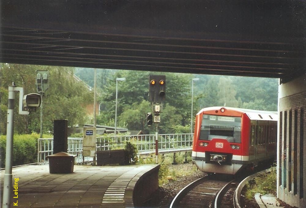 Auf dem Bahnsteig der Haltestelle Wandsbeker Chaussee.