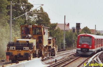 Arbeitsfahrzeug und S - Bahn in Barmbek.