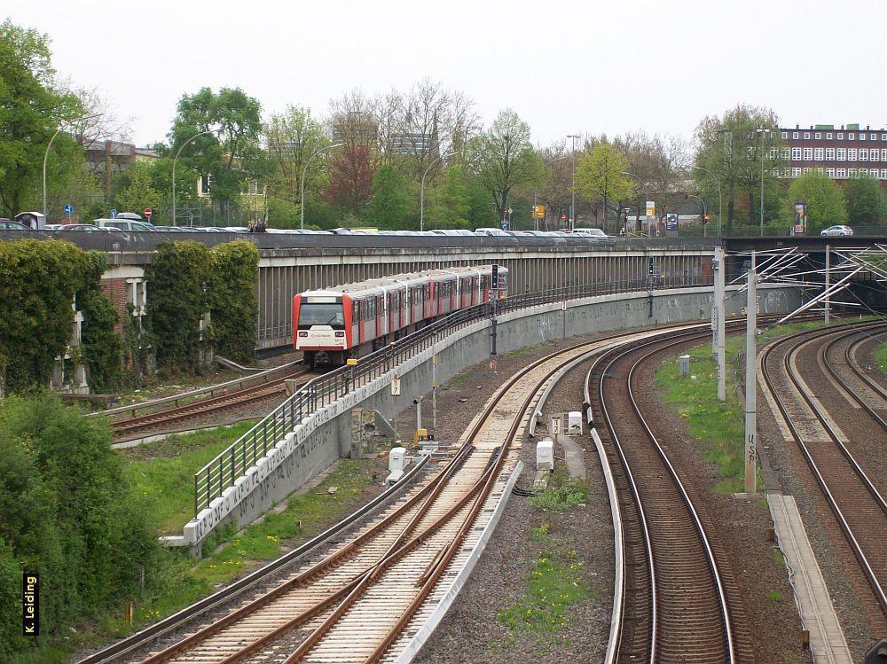 Ein DT 3 - Zug fährt auf der Linie U 3 parallel zur Abstellanlage.