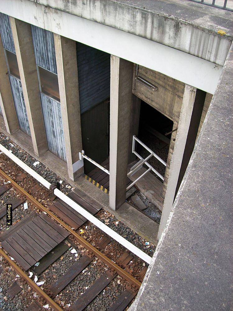 Ein oder der Zugang zu den (Technik-)Räumen zwischen den Gleisen.