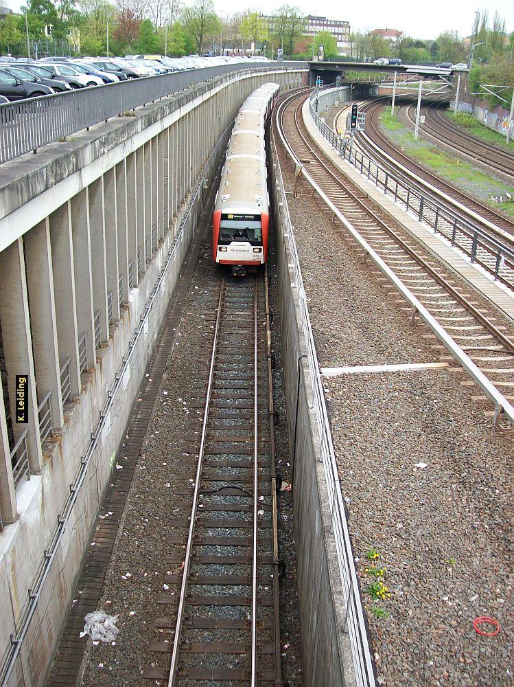 Ein Zug der Linie U 3 nähert sich von Mundsburg her der Tunneleinfahrt.