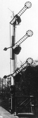 Dreiflügeliges Hauptsignal zeigt Langsamfahrt in ein weiteres abzweigendes Gleis.