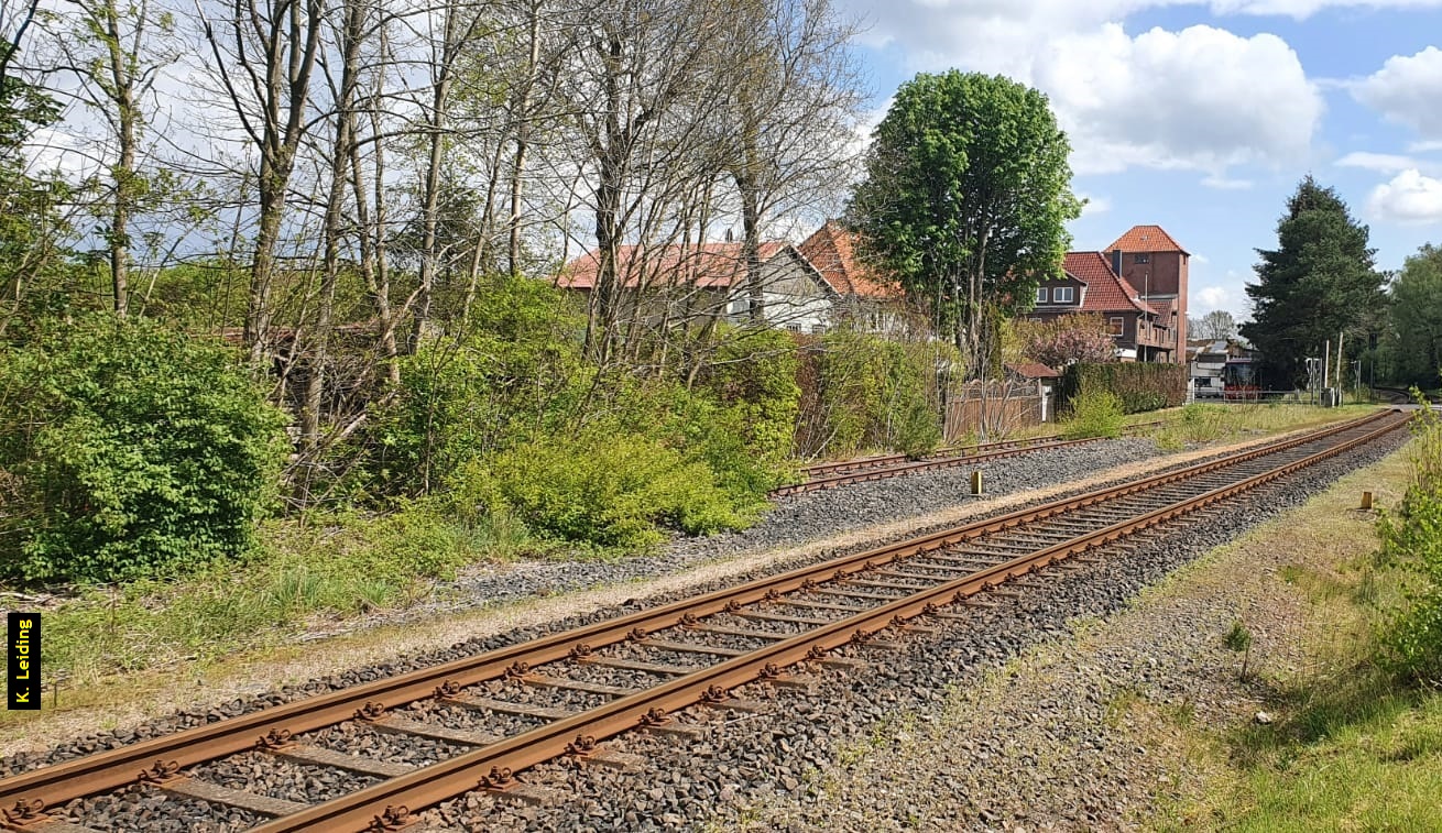 Blick zum Gelände der Hauptgenossenschaft Nord GmbH vom ehemaligen Bahnhof *Kleinkummerfeld.