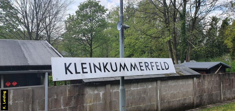 Das Stationsschild von Kleinkummerfeld in der DB-Ausführung.