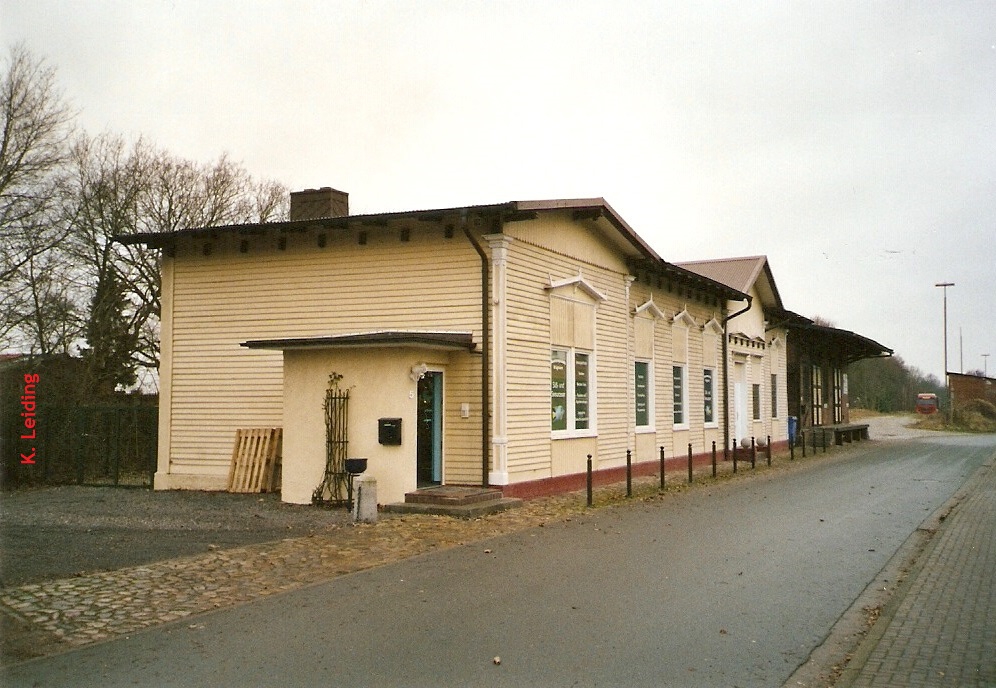 Das ehemalige Bahnhofsgebäude von *Hollenstedt.