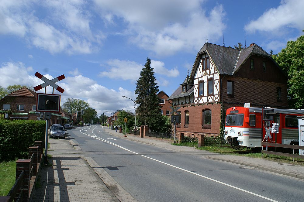 Der Triebwagen fährt bis zum BÜ Lüneburger Straße vor.
