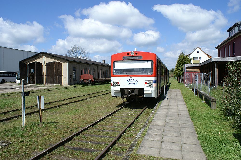 Der VT 2.35 steht am Bahnsteig bereit.