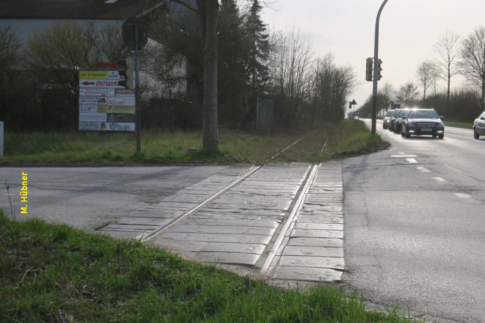 Kreuzung der ehemaligen Bahnstrecke mit der Fierthstraße in Steenrade Siedlung 2021.