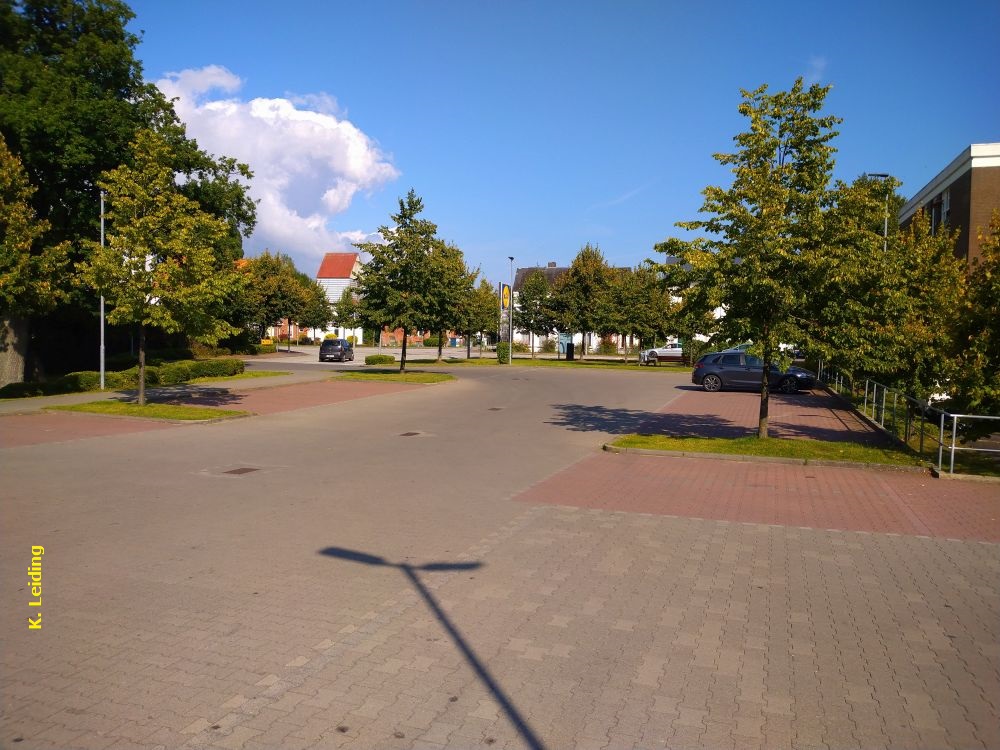In östlicher Richtung geht der Blick vom Parkplatz in Richtung des ehemaligen Bahnhofsgeländes.