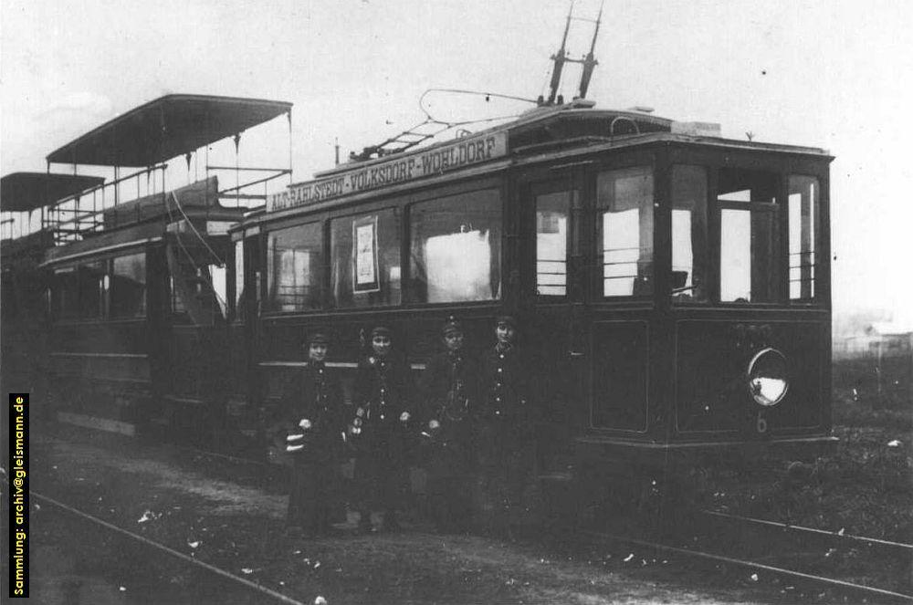 Vier Schaffnerinnen vor einem Zug mit Triebwagen 6.