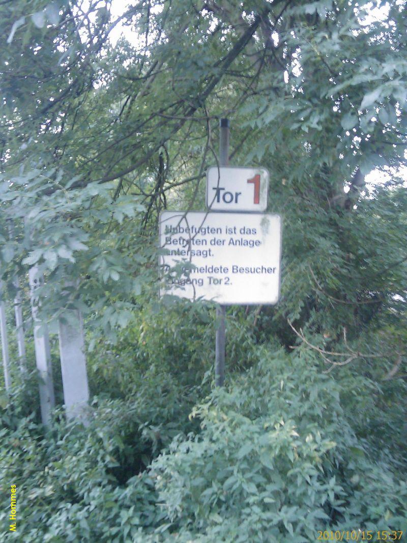 Das Schild von Tor 1.