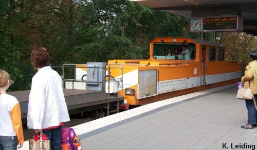 Lok 014 am Bahnsteig in Ohlsdorf.