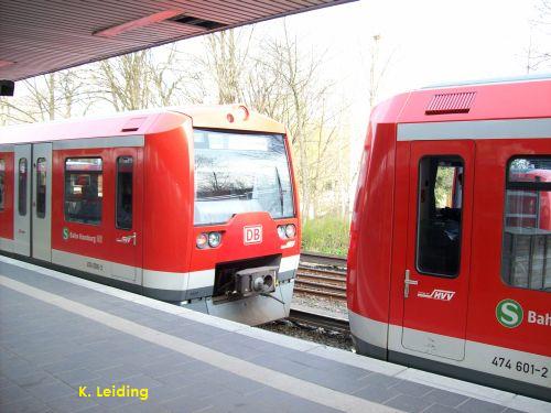 Der Entkupplungsvorgang in Ohlsdorf ist bereits beendet, der Zugteil zum Airport fährt ab.