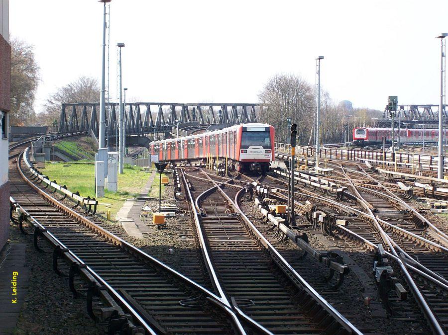 Blick vom stadteinwärtigen Bahnsteig.