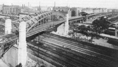 Die Brücke über die Eisenbahnstrecke zwischen Hauptbahnhof und Berliner Tor.