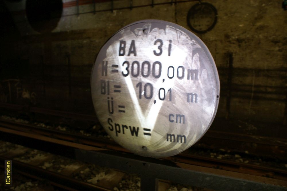 An dem Gel&auml;nder der ehemaligen Rothenburgsorter Hochbahn befindet sich auch ein Anzeiger.