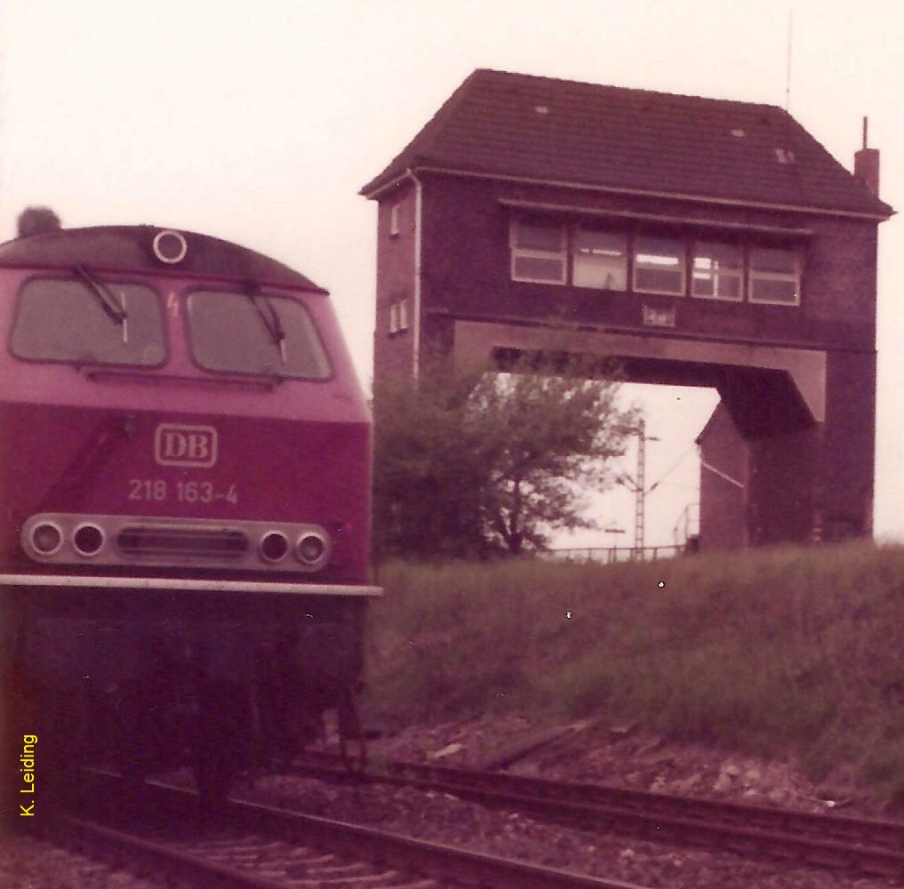 Diesellok 218 163-4 mit Stellwerk Er II.