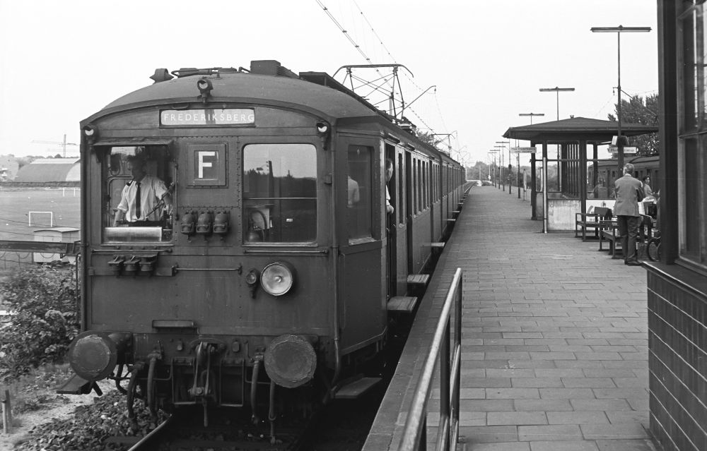 Ein Zug der ersten S - Togs - Generation auf der Linie F in der Haltestelle Lyngbyvej 1968 (1972 in Ryparken umbenannt).