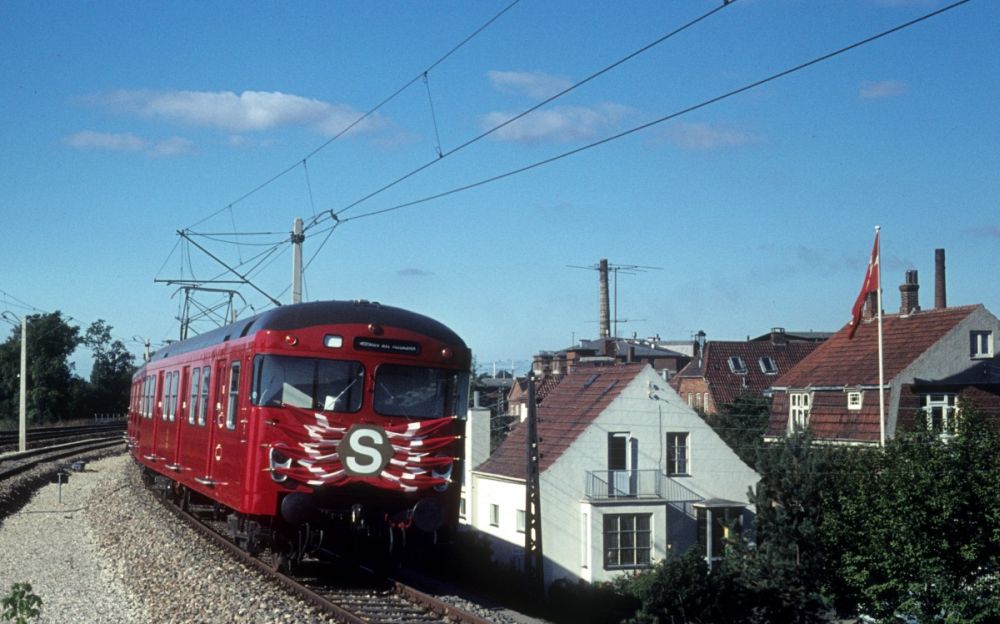 DSB S-Bahn Kopenhagen: Am 30. September 1972 wurde eine neue S-Bahnstrecke eingeweiht, und zwar die Strecke zwischen København H und Vallensbæk, die erste Etappe der geplanten S-Bahn nach Køge. Der Zug auf dem Bild hat gerade den neuen S-Bahnhof Sjælør verlassen, um weiter nach Vallensbæk zu fahren.