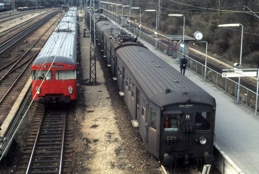 København / Kopenhagen im Februar 1975: DSB S-Bahn Linie C erreicht in Kürze den Bahnhof Østerport, während ein Zug der ersten Generation auf der Linie H am Gleis 13 hält.
