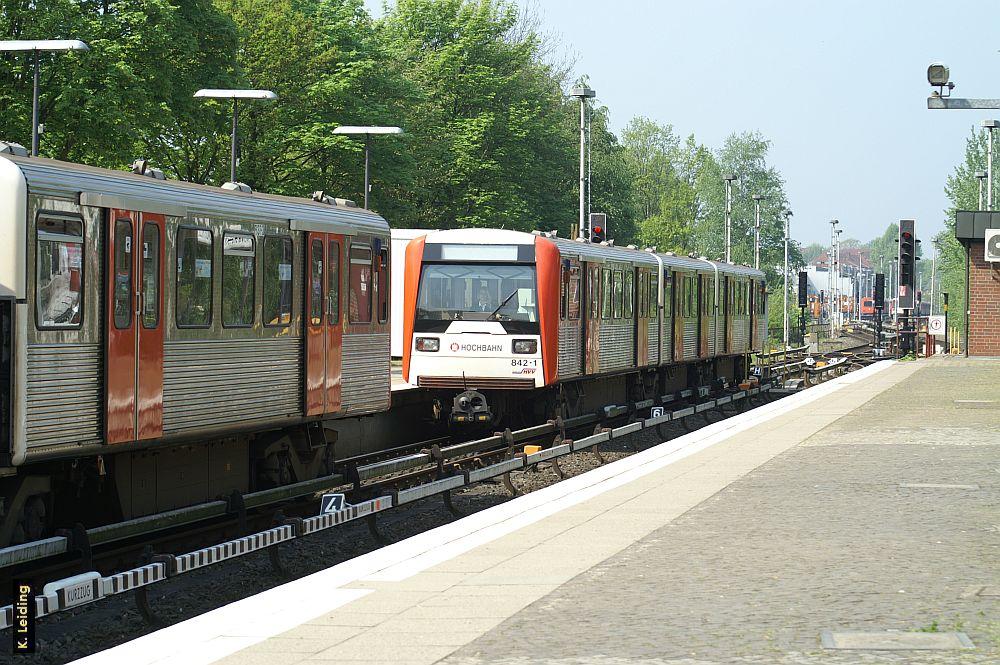 Dem bereitstehenden Sechswagenzug DT 3 wird noch ein Dreiwagenzug zugestellt.