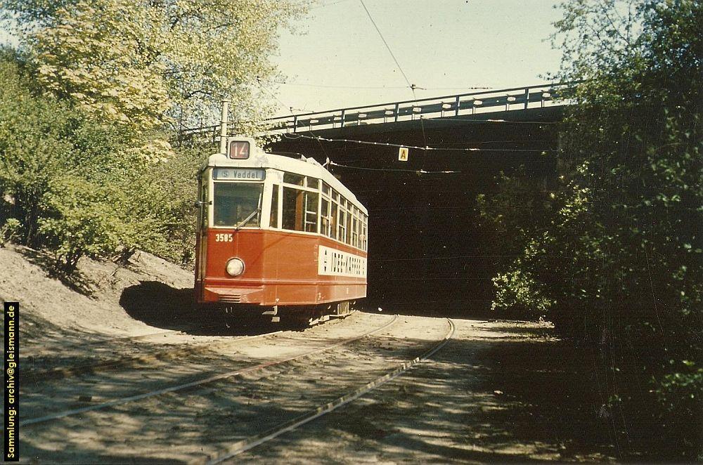 Wagen V 6 3585 auf der Linie 14 südlich des Veddeler Straßenbahntunnels.