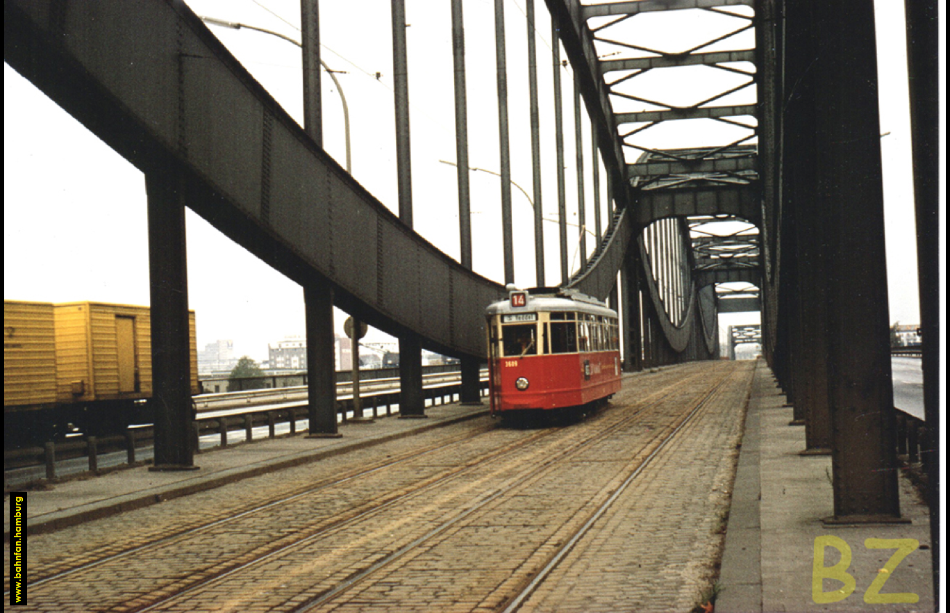 Linie 14 in Richtung Veddel auf der Neuen Norderelbbrücke.