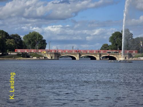 Zug der Linie S2 zur Sternschanze auf der Lombardsbr&uuml;cke.